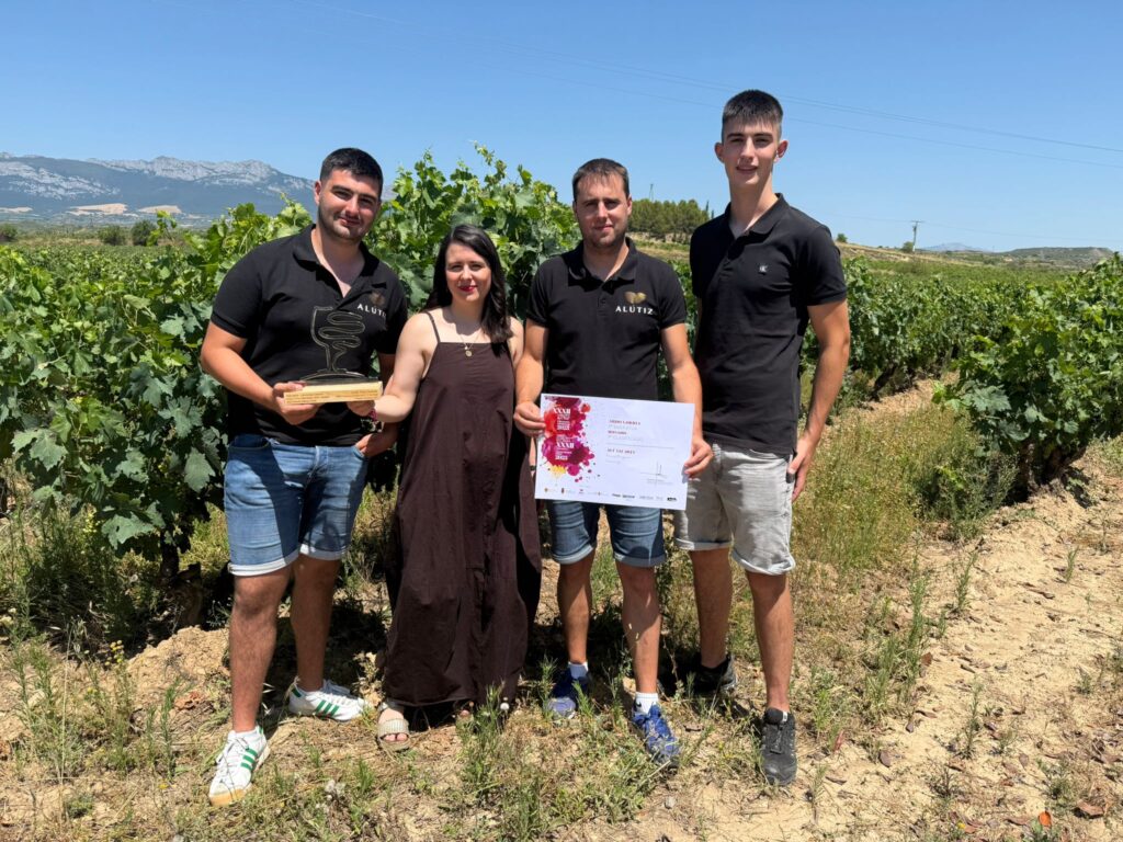 WhatsApp Image 2025 07 17 at 15.05.40 - Bodegas Alútiz en Samaniego, corazón de La Rioja Alavesa �. Vinos premium con D.O. Calificada, elaborados con tradición familiar desde 1956. Descubre nuestra colección y compra online. Autenticidad y terruño único en cada botella WhatsApp Image 2025 07 17 at 15.05.40